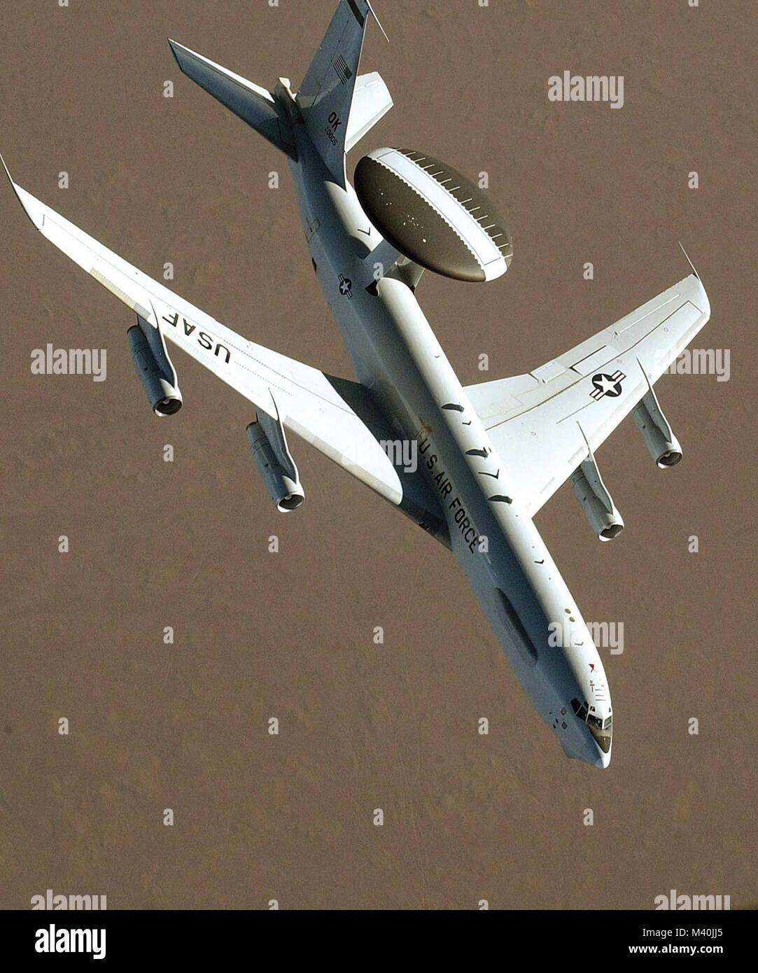 E-3 Sentry (AWACS) funzione primaria: Airborne battaglia di gestione, sorveglianza, comando, controllo e comunicazione. Velocità: 360 km/h. Dimensioni: apertura alare 130 ft. 10.; lunghezza 145 m. 8.; altezza 41 m. 4.; rotodome, 30 ft. di diametro e di 6 ft. di spessore montato 11 piedi sopra la fusoliera. Intervallo: più di otto ore unrefueled. Equipaggio: 17-23. (U.S. Air Force foto di Master Sgt. Dave Ahlschwede) E-3 Sentry (AWACS) da AirmanMagazine Foto Stock