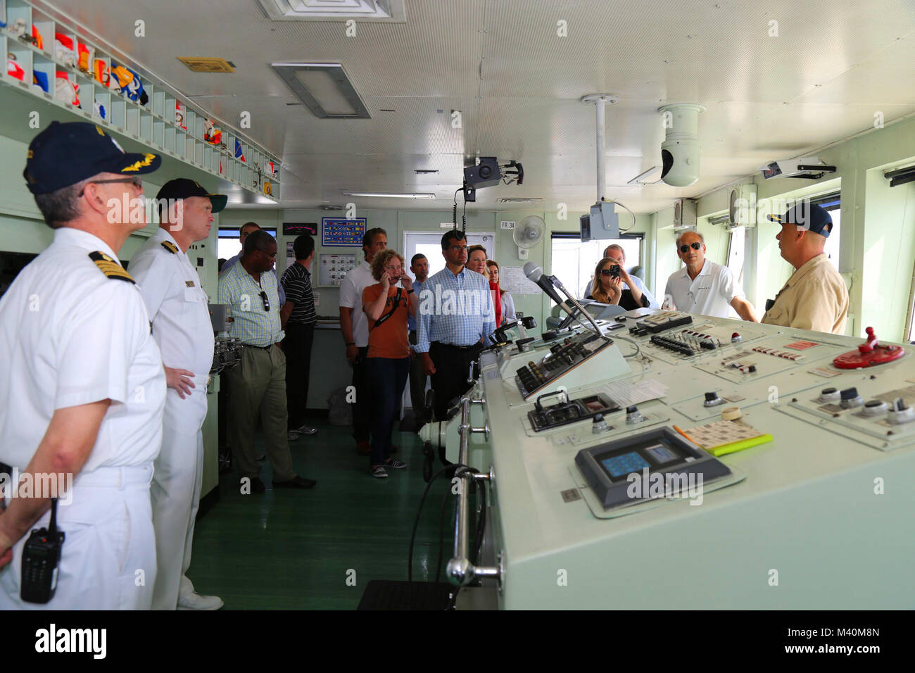 150530-A-ZA034-026 Colón, Panama (30 maggio 2015) UN U.S delegazione congressuale tours il ponte a bordo di militari di comando Sealift nave ospedale USNS Comfort (T-AH 20) durante continuando promessa 2015. Continuando la promessa è un U.S. Comando sud-sponsorizzato e U.S. Forze Navali Comando meridionale/STATI UNITI 4a flotta-condotto di distribuzione condotta civile-militare comprendente le operazioni di aiuto umanitario assistenza civile, esperto in materia di scambi, medico, dentista, veterinario e il supporto tecnico e la risposta di emergenza alle Nazioni partner e per mostrare il supporto degli Stati Uniti e di impegno per l America Centrale e America del Sud Foto Stock