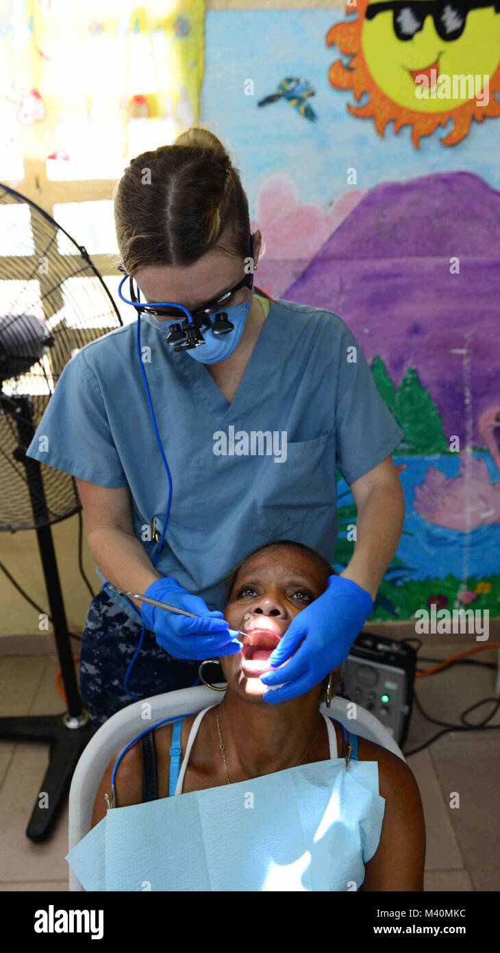 150602-N-YM856-266 Colón, Panama (Giugno 2, 2015) - Lt. Lia Lorkovich, nativo di San Diego, California e dentista assegnato all'Ospedale Navale di Beaufort, Parris Island, N.C., esegue un esame dentale su un paziente in corrispondenza di un sito medico istituito presso il Centro Medico Dott. Augusto Samuel Boyd durante continuando promessa 2015. Continuando la promessa è un U.S. Comando sud-sponsorizzato e U.S. Forze Navali Comando meridionale/STATI UNITI 4a flotta-condotto di distribuzione condotta civile-militare comprendente le operazioni di aiuto umanitario assistenza civile, esperto in materia di scambi, medico, dentista, veterinario ed engineering s Foto Stock