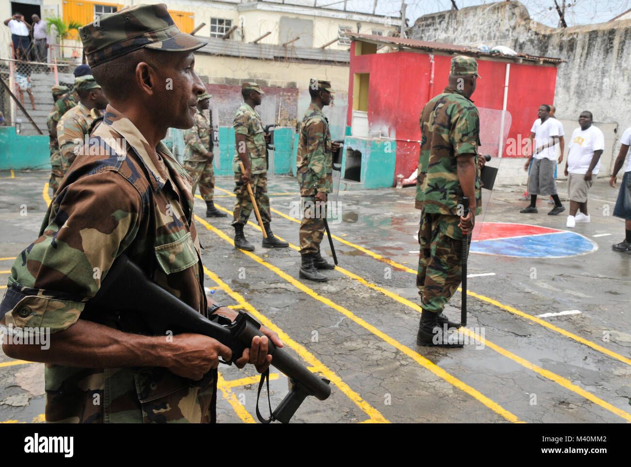 Un membro della sicurezza regionale sistema aiuta con protezione complessiva durante la sommossa esercizi controllo 3 Giugno a Sua Maestà del carcere in Basseterre, Saint Kitts, come parte del Tradewinds 2015. La combinata, joint U.S. Comando sud-sponsorizzato esercizio rafforza la capacità delle nazioni dei Caraibi per rispondere alle catastrofi naturali, le crisi umanitarie e contro la criminalità organizzata transnazionale. (U.S. Esercito nazionale Guard photo by Staff Sgt. Shane Hamann) 150603-Z-MX357-047 da ussouthcom Foto Stock