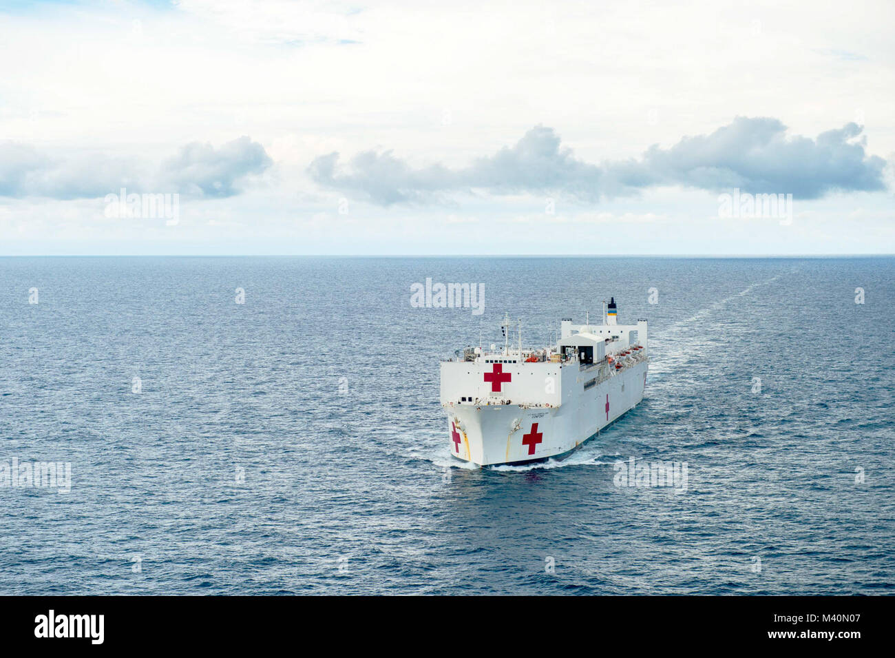 150612-N-XQ474-105 OCEANO PACIFICO (12 giugno 2015) i militari di comando Sealift nave ospedale USNS Comfort (T-AH 20) transita la missione successiva fermata a sostegno della promessa continua 2015. Continuando la promessa è un U.S. Comando sud-sponsorizzato e U.S. Forze Navali Comando meridionale/STATI UNITI 4a flotta-condotto di distribuzione condotta civile-militare comprendente le operazioni di aiuto umanitario assistenza civile, esperto in materia di scambi, medico, dentista, veterinario e il supporto tecnico e la risposta di emergenza alle Nazioni partner e per mostrare il supporto degli Stati Uniti e di impegno per l'America centrale e del Sud e la Foto Stock