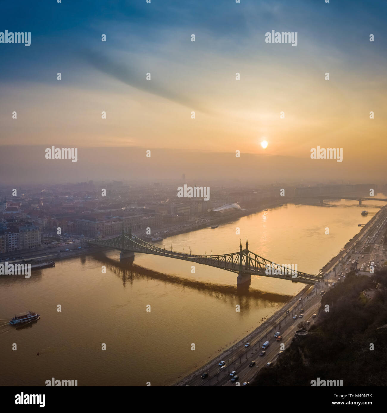 Budapest, Ungheria - vista aerea del Ponte della Libertà (Szabadsag Hid) oltre il Fiume Danubio all alba di una bella mattina di inverno Foto Stock