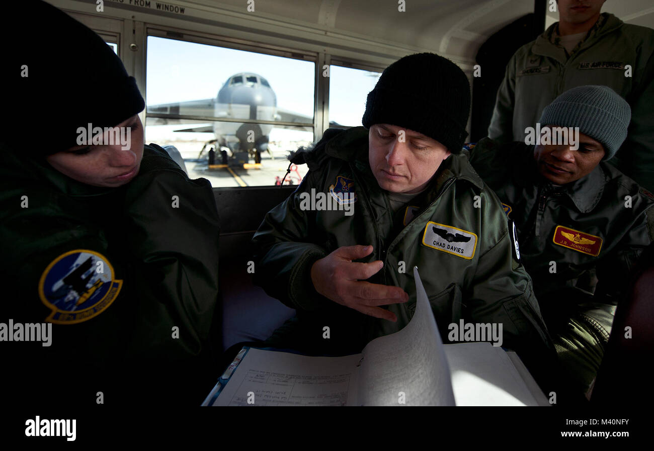 Il cap. Il Ciad Davies esegue una breve equipaggio a bordo di un passeggero caldo van sul Minot Air Force Base, N.D., flightline prima di salire a B Stratofortress Tail n. 1040. (U.S. Air Force foto di Tech. Sgt. Bennie J. Davis III) vivi e vegeti da AirmanMagazine Foto Stock