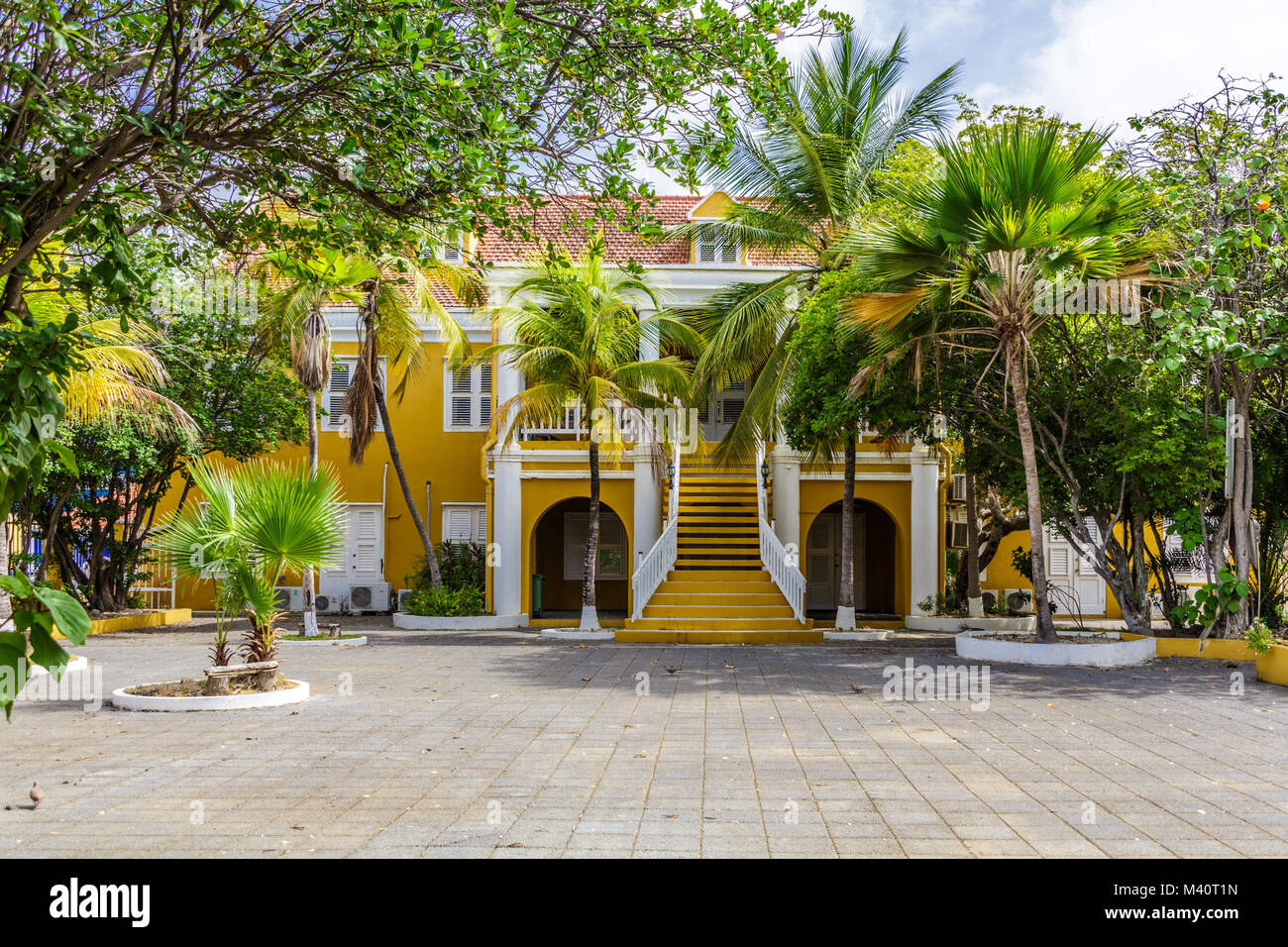 Di colore giallo brillante in stucco di Palazzo del Governo su Bonaire Foto Stock