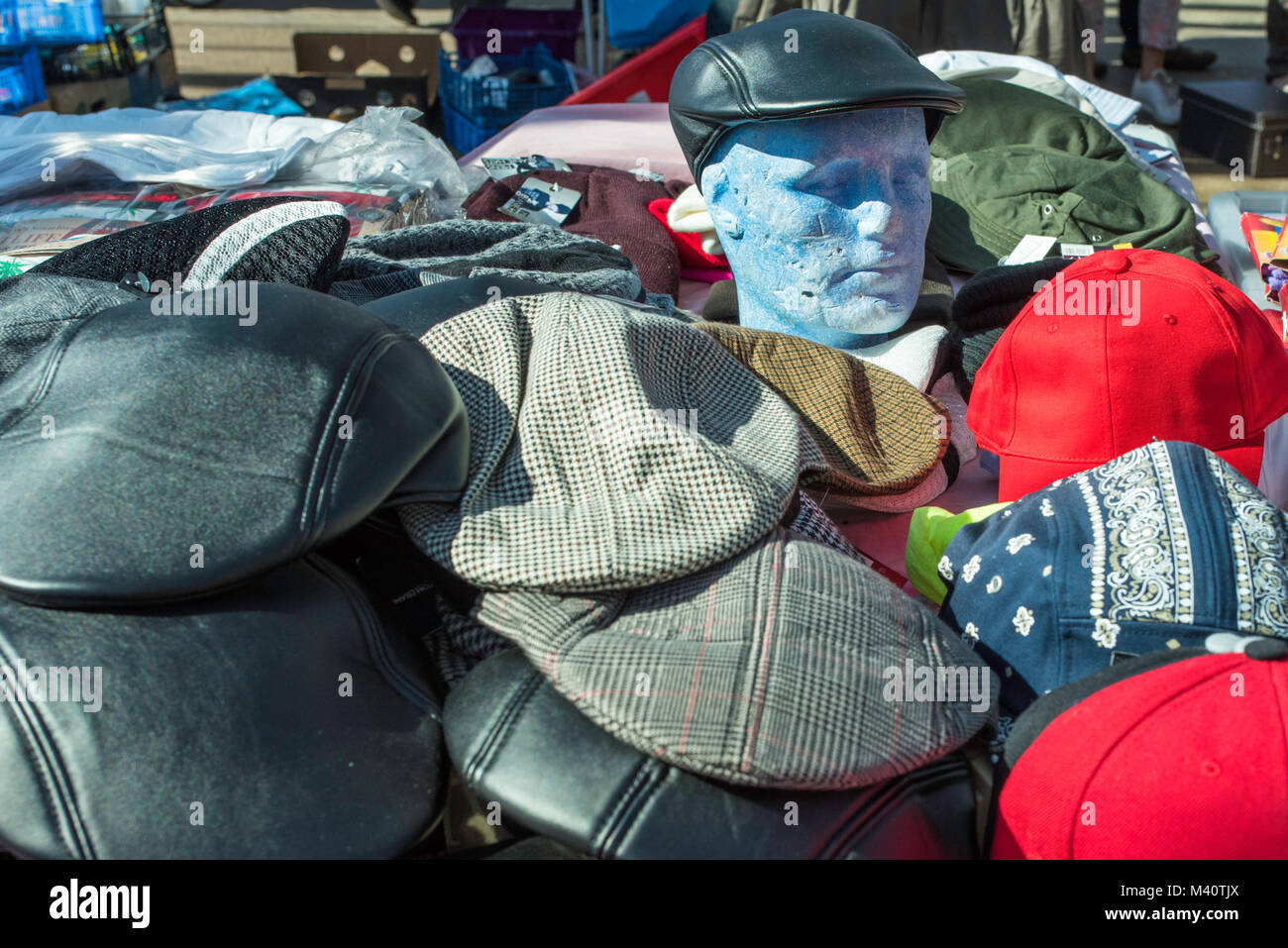 Un cappello in stallo al mercato di Tynemouth, Tyne and Wear, Inghilterra, Regno Unito. Foto Stock