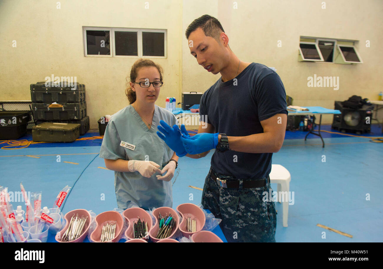 150817-N-YM856-047 Santo Domingo, Repubblica Dominicana (Agosto 17, 2015) Ospedale Corpsman 2a classe Tri Trinh nativo di Chicago, Illinois, assegnato alla Naval Health Clinic New England, R.I., e un volontario con le organizzazioni non governative (ONG) presso la University of California di San Diego Pre società dentale (UCSD -PDS), organizzare una apparecchiatura dentale in un sito medico stabilito al Parque del Este durante continuando promessa 2015 (CP-15). UCSD- PDS volontari stanno lavorando a fianco di altre ONG e joint-militari durante CP-15. Continuando la promessa è un U.S. Comando sud-sponsorizzato e U.S. Forc navale Foto Stock