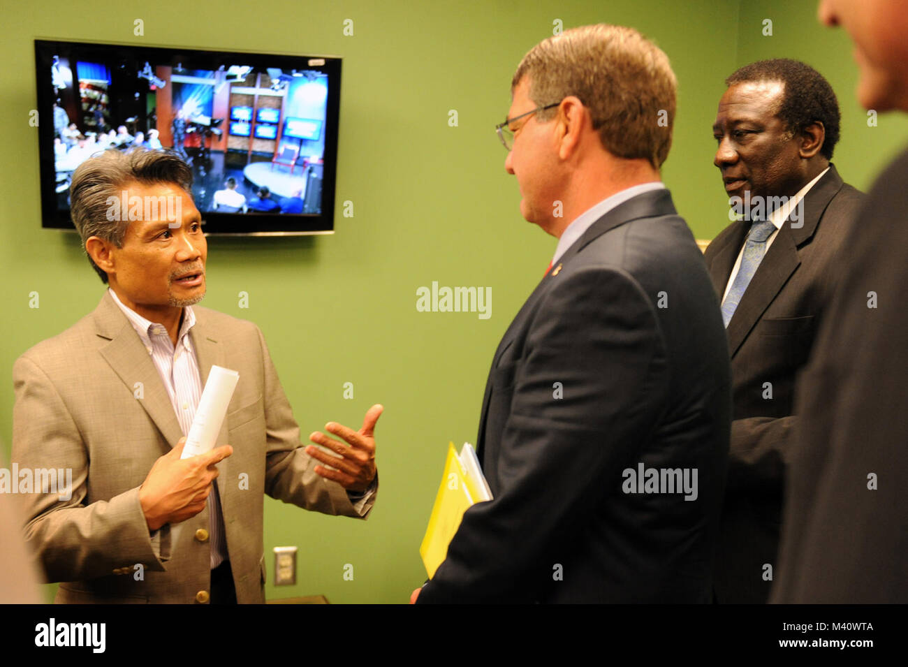 Difesa media attività (DMA) Program Director Brian Kumia e direttore del DMA Ray B. Pastore breve Segretario della Difesa, gli onorevoli Ashton B. Carter, in "verde" stanza prima del suo studio di aspetto. Il Segretario ha visitato Fort Meade per condurre una 'World Wide truppa Talk' dal DMA studios si trova a Fort Meade. (Dipartimento della Difesa Foto di Marvin Lynchard) 150901-D-FW736-006 dal DoD Notizie Foto Foto Stock