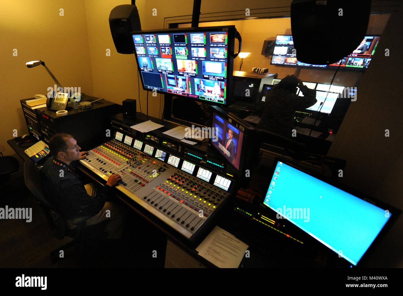 Difesa media attività (DMA) tecnico lavora il controllo audio camera durante il Segretario della Difesa, gli onorevoli Ashton B. Carter "World Wide truppa parlare" trasmesso dal DMA studios si trova a Fort Meade. (Dipartimento della Difesa Foto di Marvin Lynchard) 150901-D-FW736-022 dal DoD Notizie Foto Foto Stock