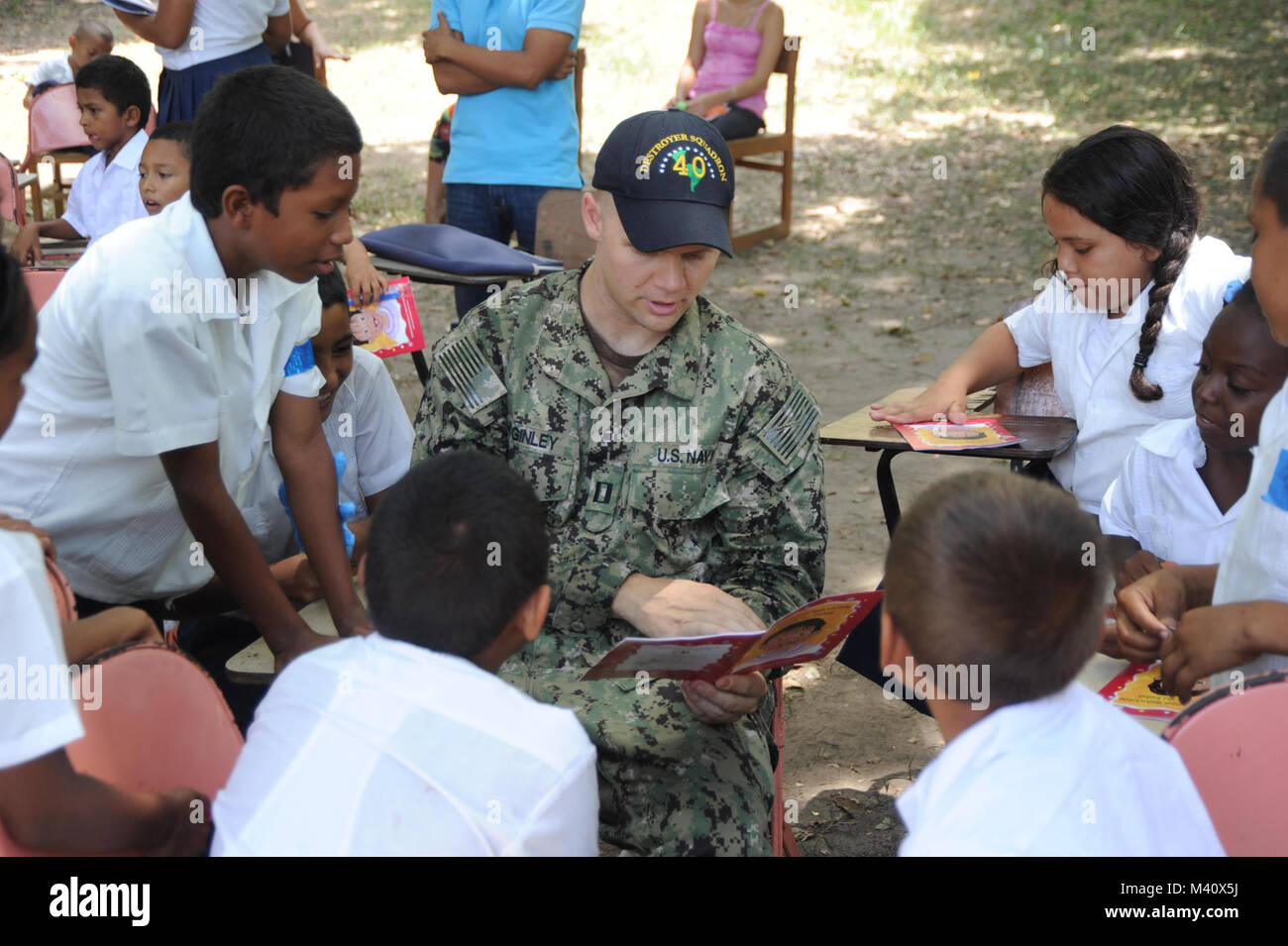 150905-N-KA456-178 Trujillo, Honduras (Settembre 5, 2015) - Lt. Daniel McGinley, nativo di Springdale, arca. Giudice Avvocato Generale's corps, assegnato al servizio di difesa Office sudest, Mayport Fla., letture per bambini durante un relazioni comunitarie evento tenutosi a Finca del Niño nel sostegno della promessa continua 2015. Continuando la promessa è un U.S. Comando sud-sponsorizzato e U.S. Forze Navali Comando meridionale/STATI UNITI 4a flotta-condotto di distribuzione condotta civile-militare comprendente le operazioni di aiuto umanitario assistenza civile, esperto in materia di scambi, medico, dentista, veterinario ed engineering Foto Stock