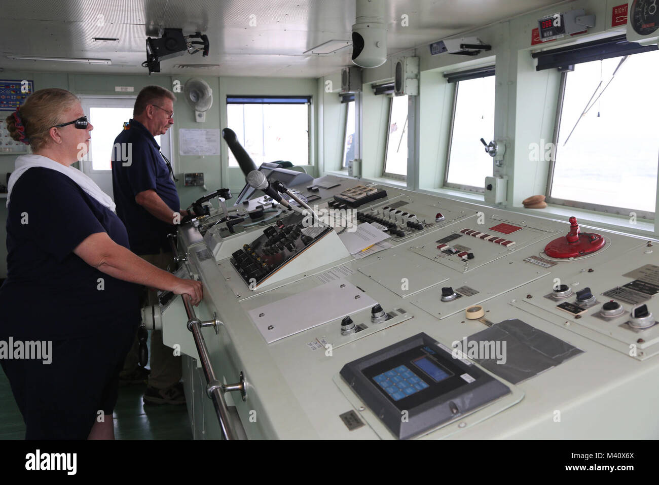 150909-A-BK746-031 MAR DEI CARAIBI (sett. 9, 2015) Katrina Schmid, un civile mariner in grado marinaio e Bernhard Smith, un civile Mariner 3° mate, entrambi assegnati ai militari Sealift Command (MSC), stand bridge guarda a bordo di MSC nave ospedale USNS Comfort (T-AH 20) durante continuando promessa 2015. Continuando la promessa è un U.S. Comando sud-sponsorizzato e U.S. Forze Navali Comando meridionale/STATI UNITI 4a flotta-condotto di distribuzione condotta civile-militare comprendente le operazioni di aiuto umanitario assistenza civile, esperto in materia di scambi, medico, dentista, veterinario e il supporto tecnico e dis Foto Stock