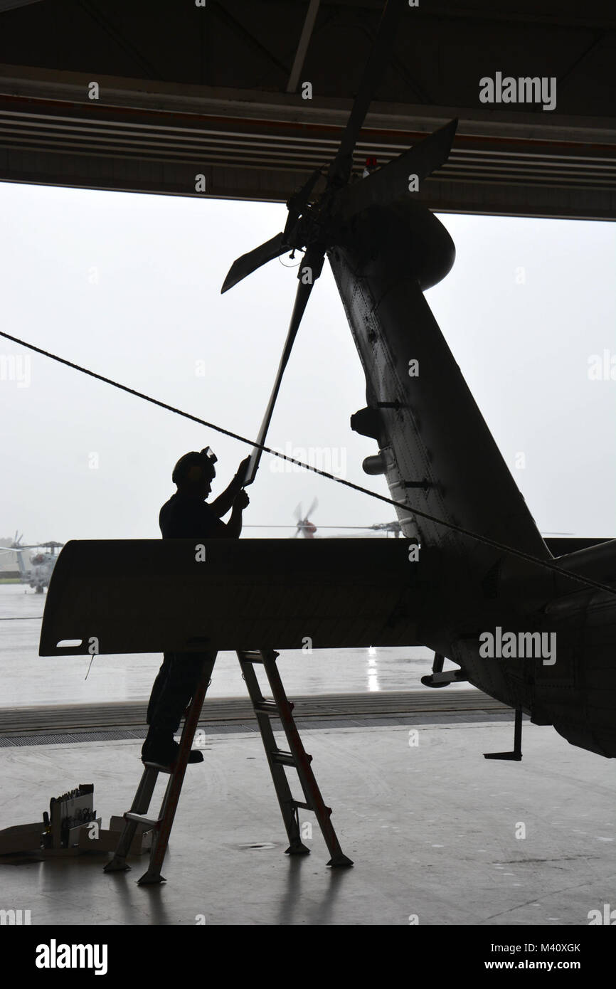 MAYPORT, Fla (sett. 16, 2015) un marinaio dall elicottero sciopero marittimo Squadron quattro zero manutenzione conduce sul suo MH-60R aeromobili nel suo squadrone di appendiabiti di stanza a bordo Naval Station Mayport in settembre 16th, 2015. (U.S. Navy foto di tenente j. g. Victoria Einbinder/RILASCIATO). Estera Liaison Officer visita da parte degli Stati Uniti Forze Navali Comando meridionale  U.S. 4a flotta Foto Stock