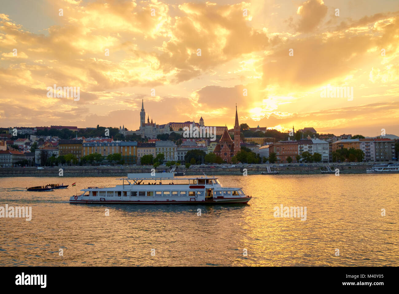 Bella vista sulla capitale ungherese, Budapest. Fiume Danubio. Foto Stock