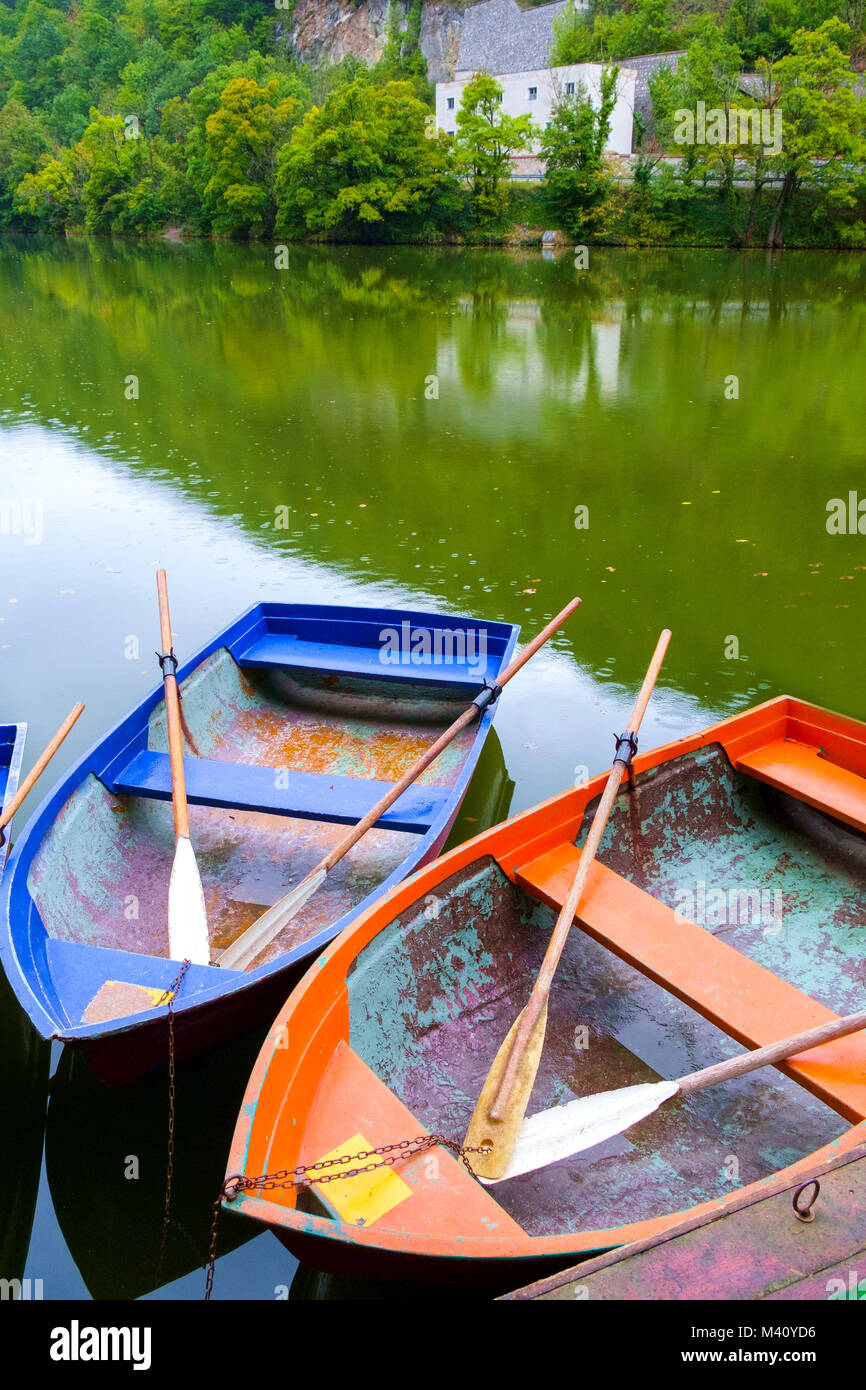 Barche sul lago Hamori vicino a Lillafured in Ungheria Foto Stock