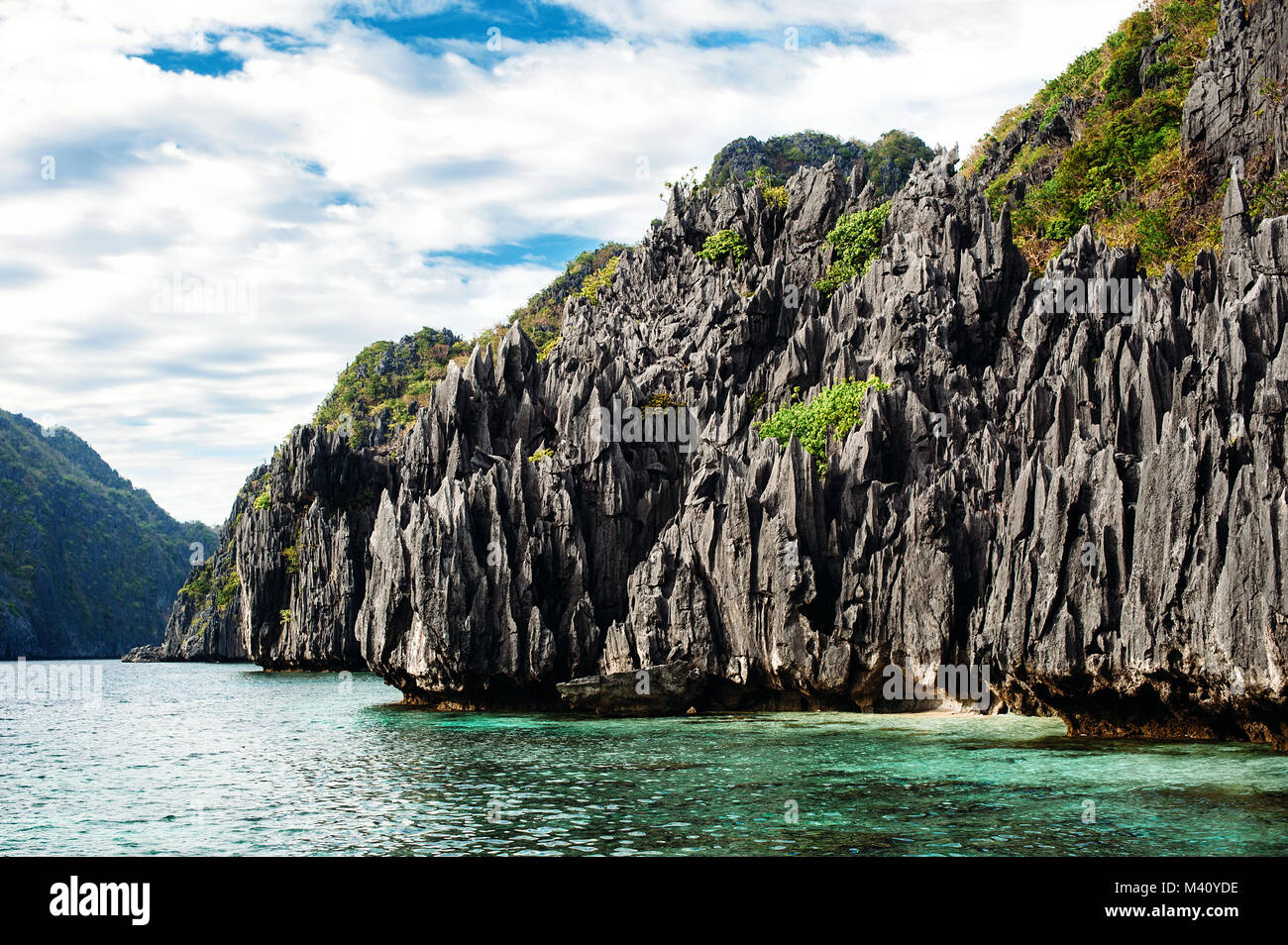 El Nido, PALAWAN FILIPPINE. Rocce appuntite in laguna. Cielo blu con nuvole e mare cristallino. Foto Stock