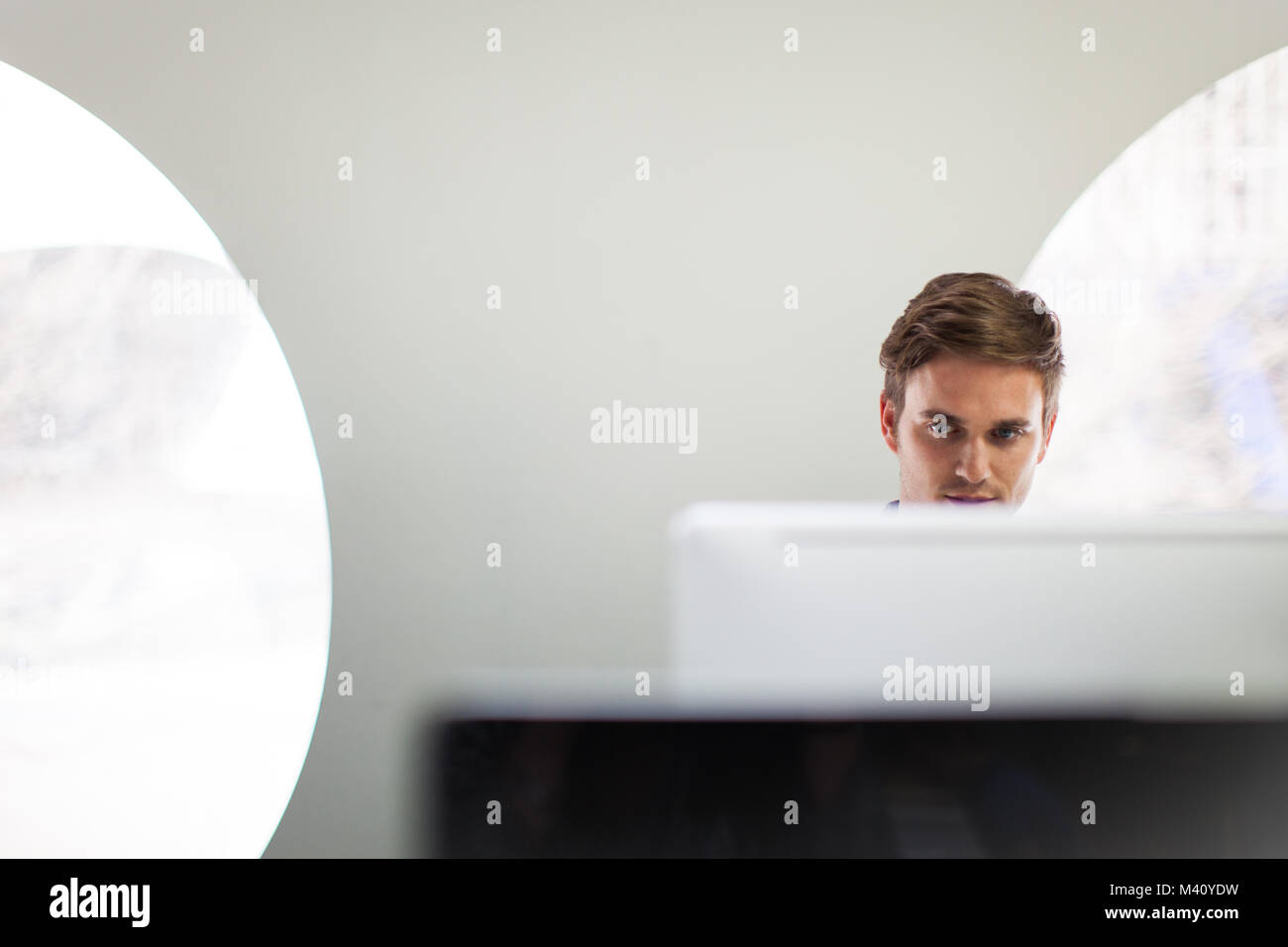 Imprenditore lavora su un computer desktop Foto Stock