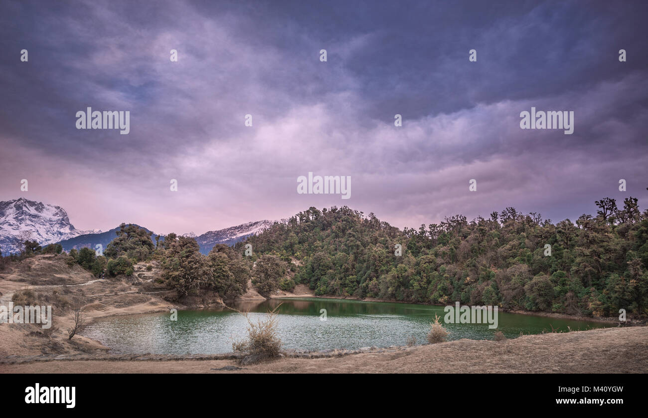 Deoriatal sul giro del possente Himalaya Foto Stock