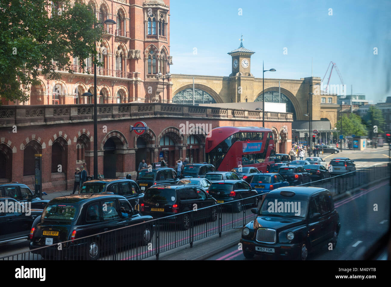 Londra, Regno Unito. Black Cabs, Euston Rd. Scena dal bus. Foto Stock