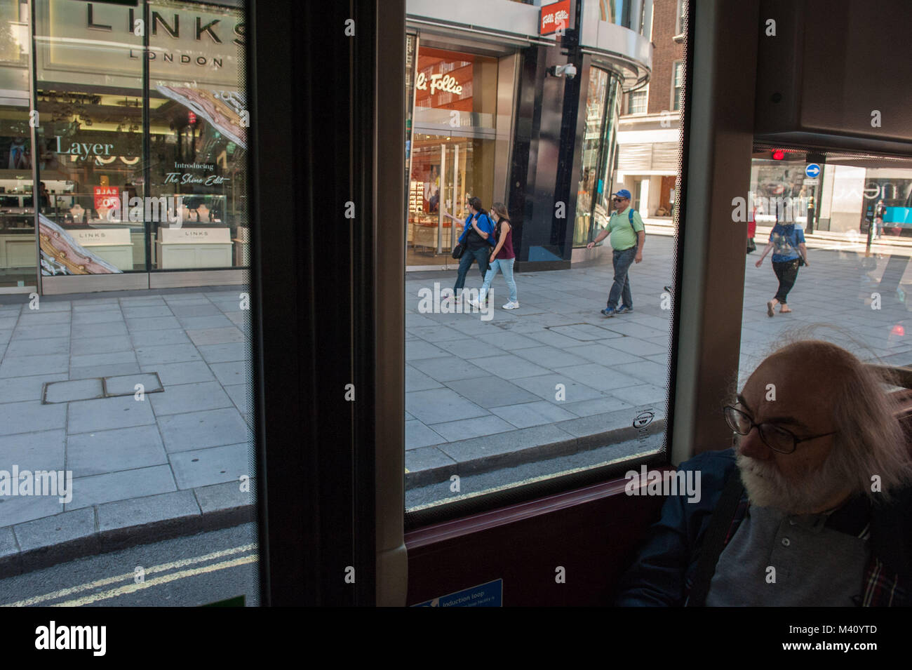 Londra, Regno Unito. Oxford Street. Scena dal bus. Foto Stock