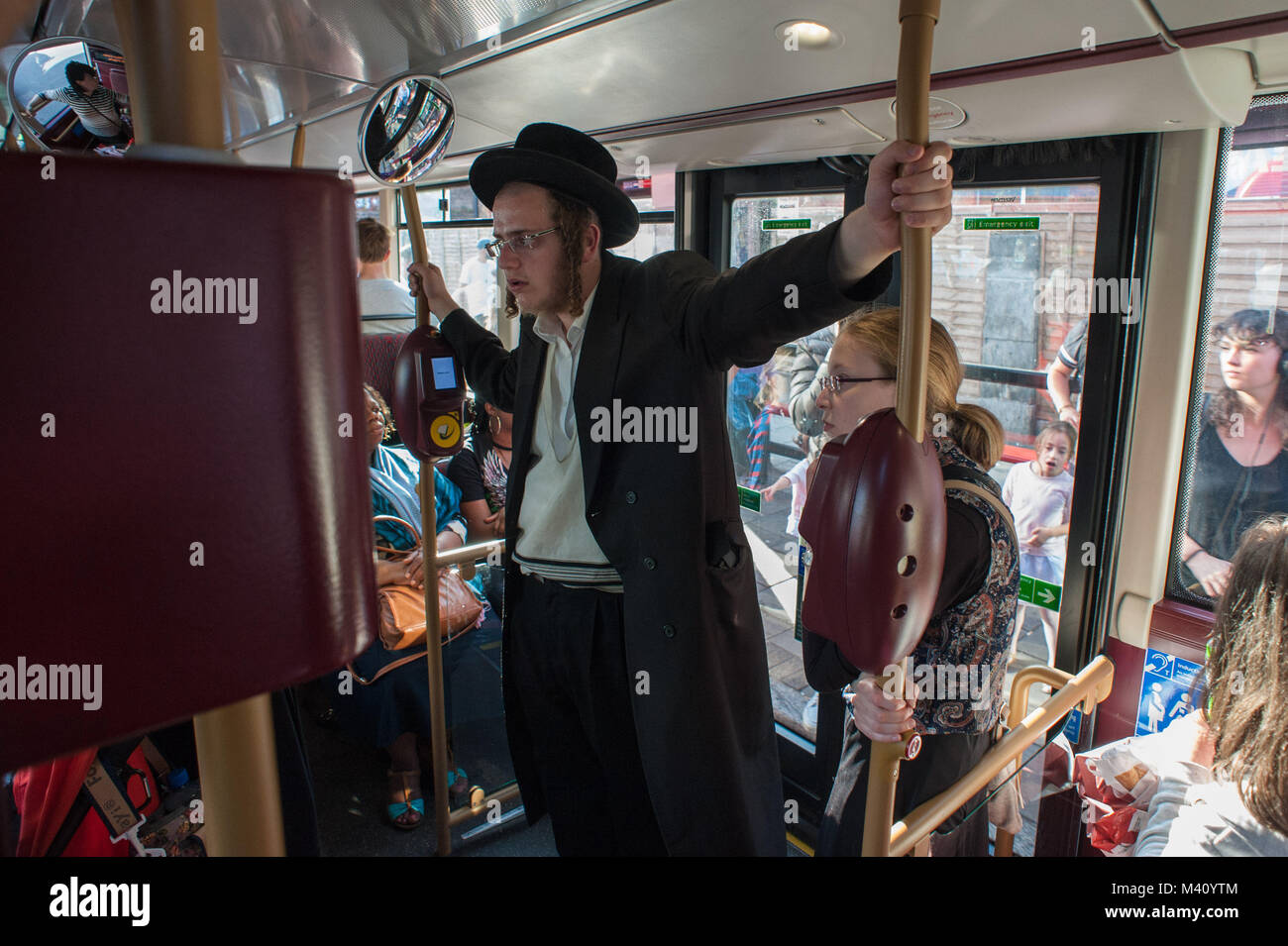 Londra, Regno Unito. Famiglia ebraica in un bus. Foto Stock