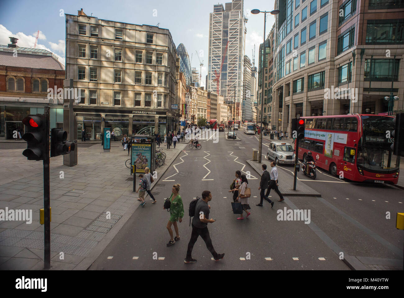 Londra, Regno Unito. Pedoni attraversare Liverpool Street. Scena dal bus. Foto Stock