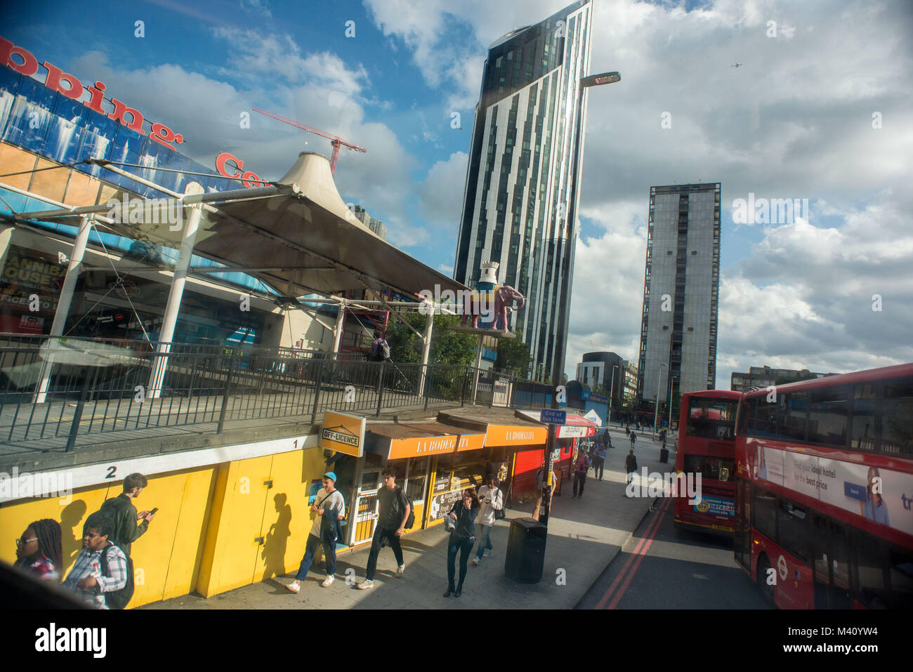 Londra, Regno Unito. Elephant e Castle. Scena dal bus. Foto Stock