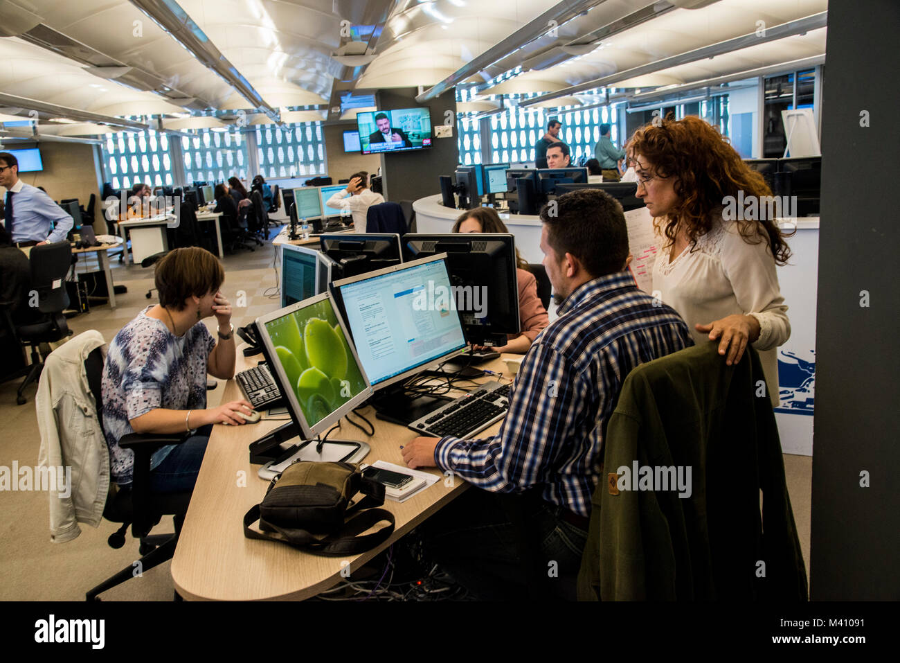 I giornalisti che lavorano in principali news-room di spagnolo maggior quotidiano El Pais in Madrid. Foto Stock