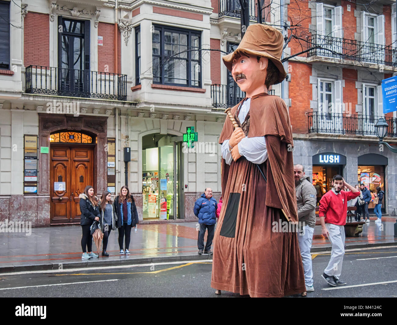 BILBAO, Spagna-febbraio 10, 2018: Processione dei giganti nel carnevale Paese Basco 2018 (o Aratusteak 2018, in basco). E Farolín Zarambol Foto Stock