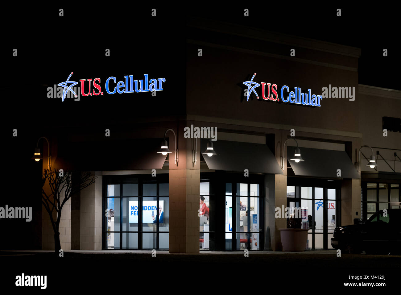 US Cellular facciata del negozio di notte Foto Stock