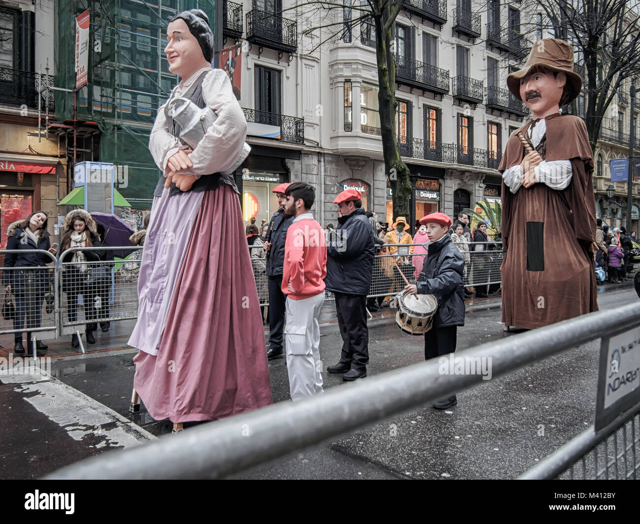 BILBAO, Spagna-febbraio 10, 2018: Processione dei giganti nel carnevale Paese Basco 2018 (o Aratusteak 2018, in basco). E Farolín Zarambol Foto Stock