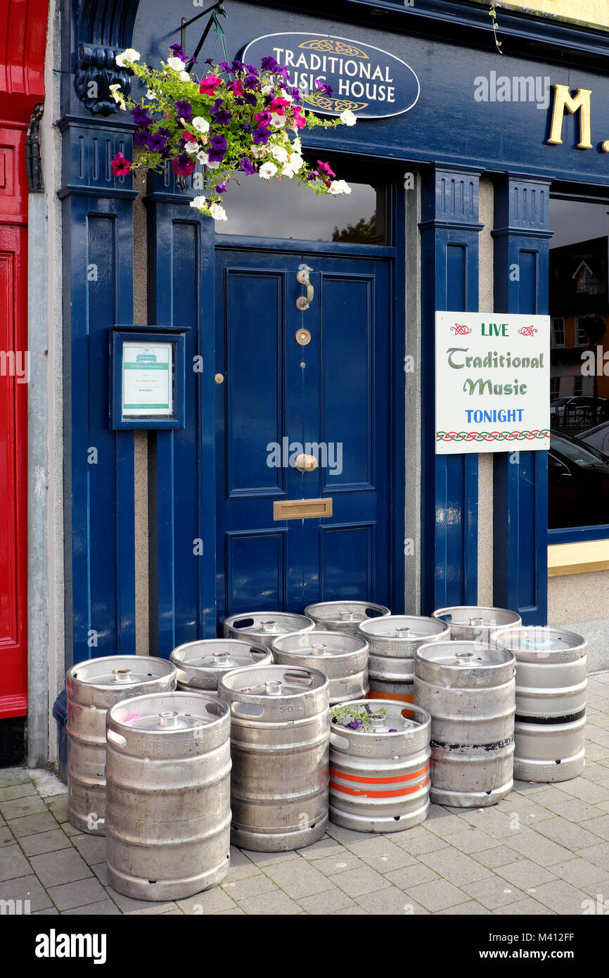 Barili di birra fuori M.J. Hoban Pub - Guest house, Westport, County Mayo, Irlanda Foto Stock