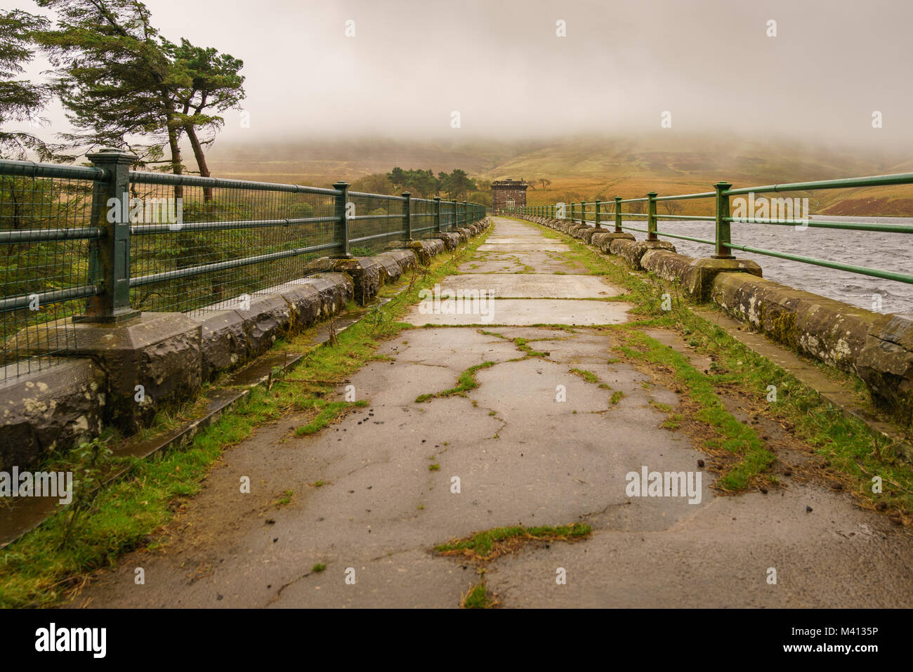 Una passeggiata sulla diga del Grwyne Fawr serbatoio nel Parco Nazionale di Brecon Beacons, Powys, Wales, Regno Unito Foto Stock