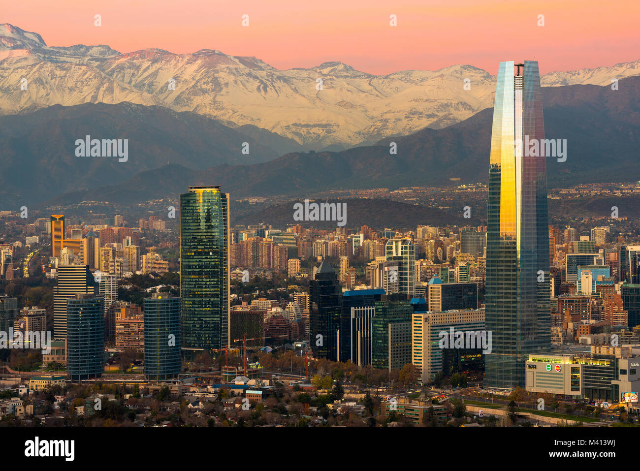 Santiago, Regione Metropolitana, Cile - Skyline di moderni edifici al quartiere finanziario con la cordigliera delle Ande in retro. Foto Stock