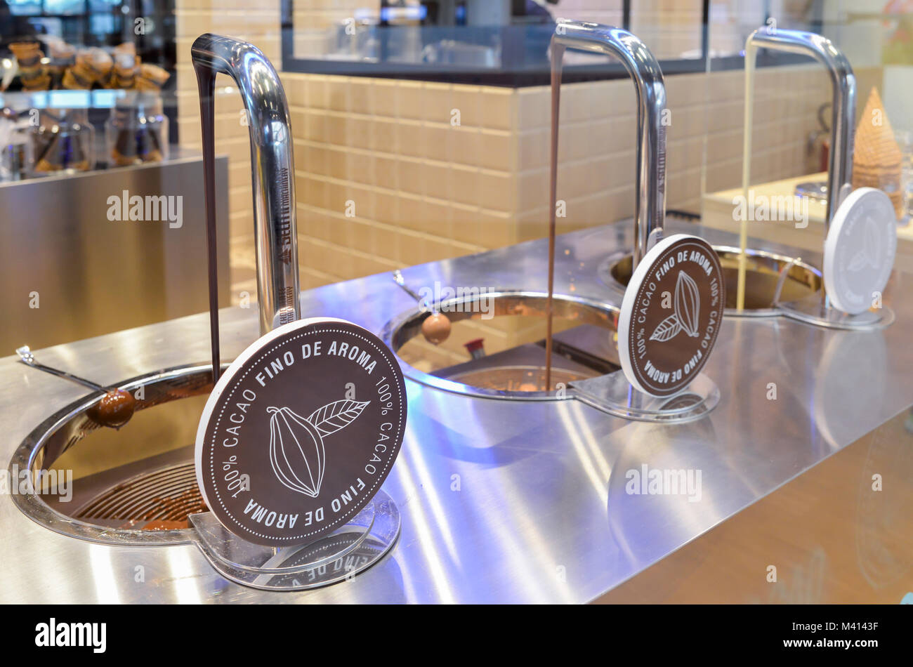 Il cioccolato che gocciola dalla fontana a Fino de Amora gelateria in Citylife, Milano, Italia Foto Stock