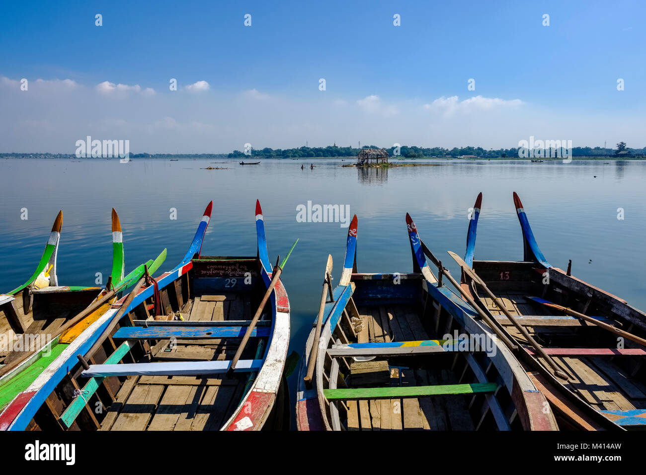 Le barche a remi sono serrati fino al Lago Taungthaman, accanto a U Bein Bridge Foto Stock