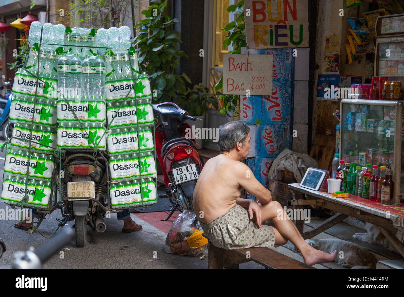 Strada locale di Hanoi, Vietnam Foto Stock