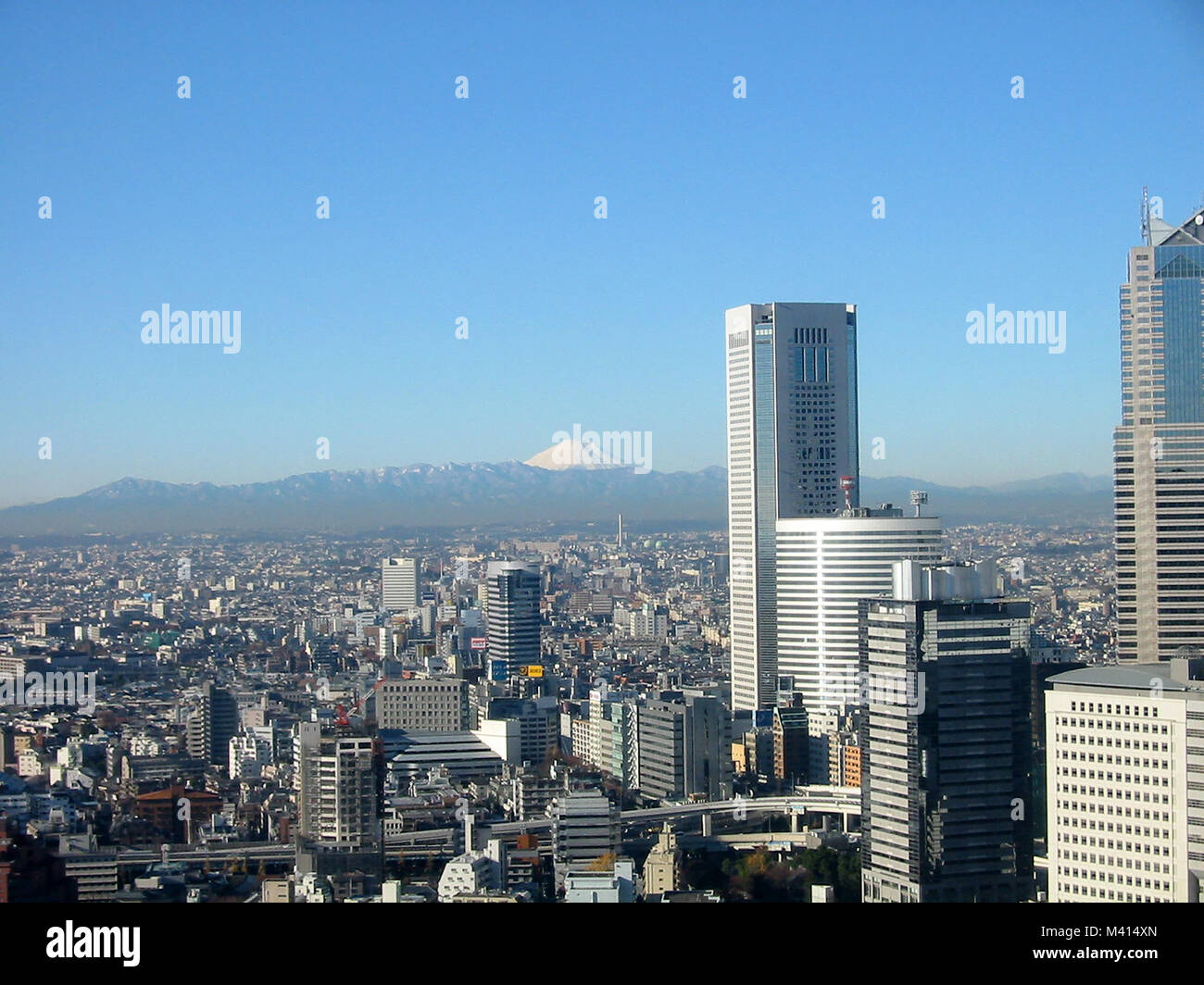 Il monte Fuji come visto dal centro cittadino di Tokyo Foto Stock