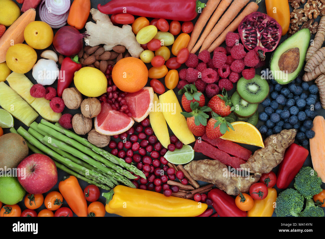 La Frutta E La Verdura Della Salute Alimentare Per Mantenere Un Cuore Sano Con Super Alimenti Ricchi Di Antiossidanti Antocianine Fibre Vitamine E Minerali Foto Stock Alamy