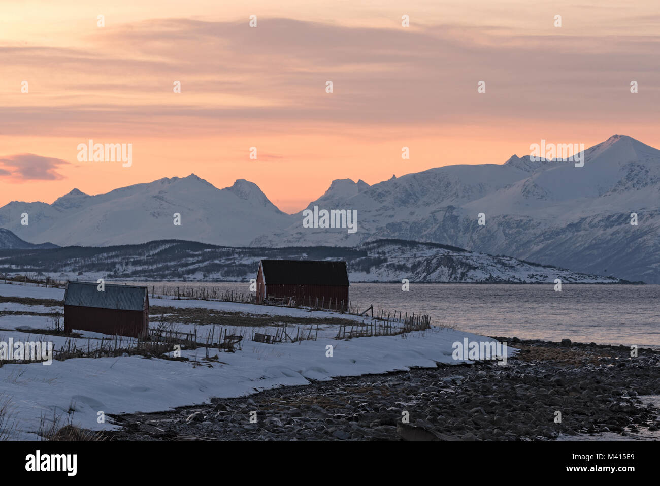 Vista del Ullsfjorden e le Alpi Lyngen, Lyngen, Tromsoe, Norvegia Foto Stock