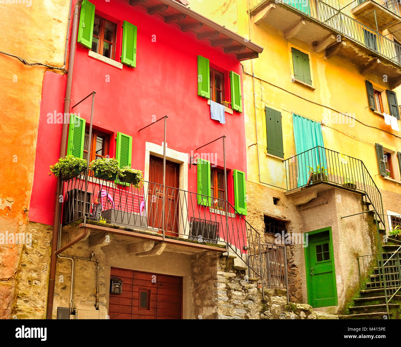 Vecchie case italiane nel villaggio di Colonno, provincia di Como, Italia Foto Stock