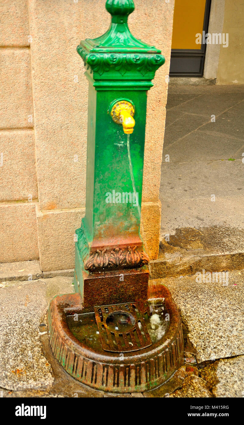 Un tradizionale italiano fontana di acqua con acqua al vento, Como, Italia Foto Stock