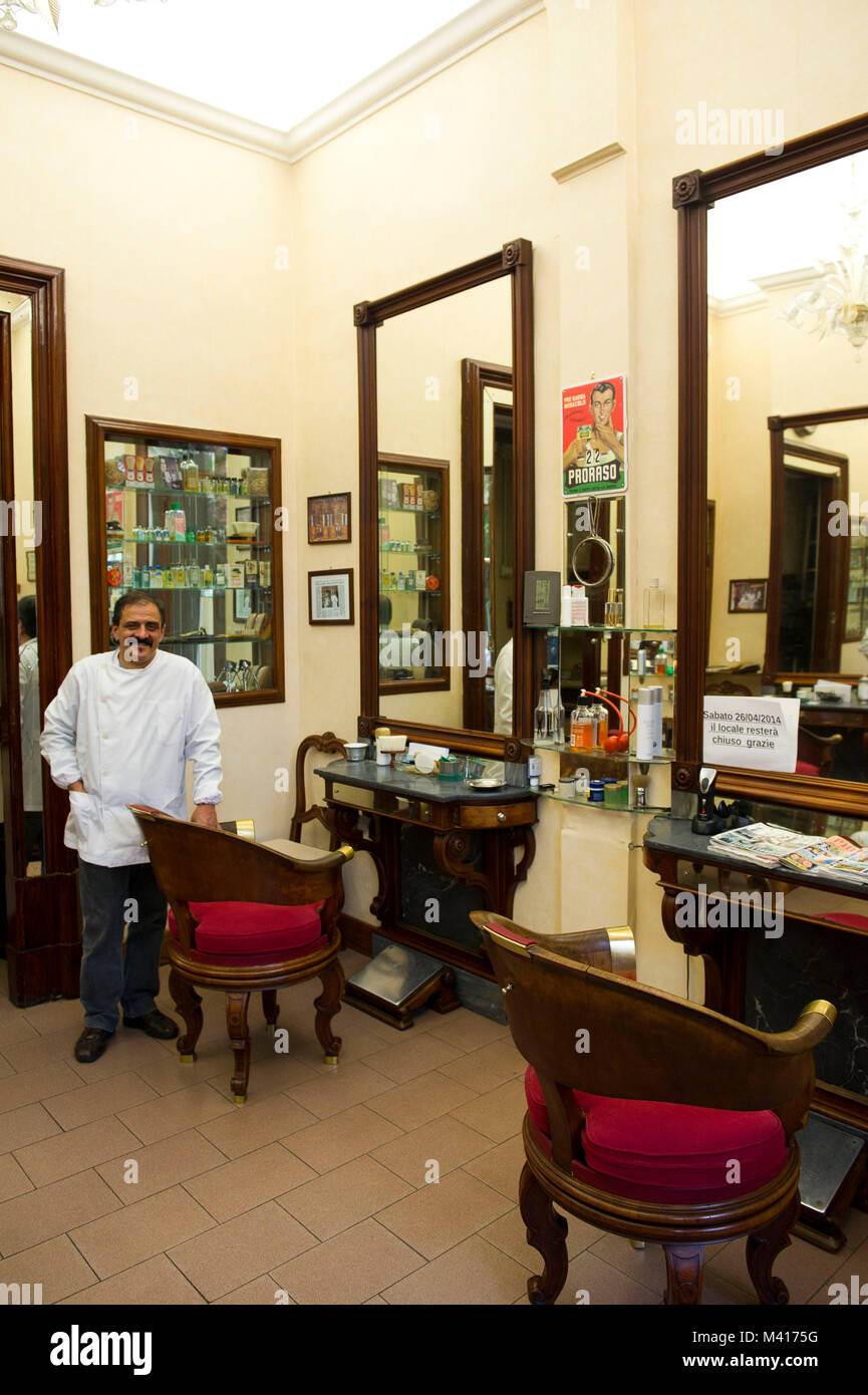 L'Italia, Bologna, barbiere Foto stock - Alamy