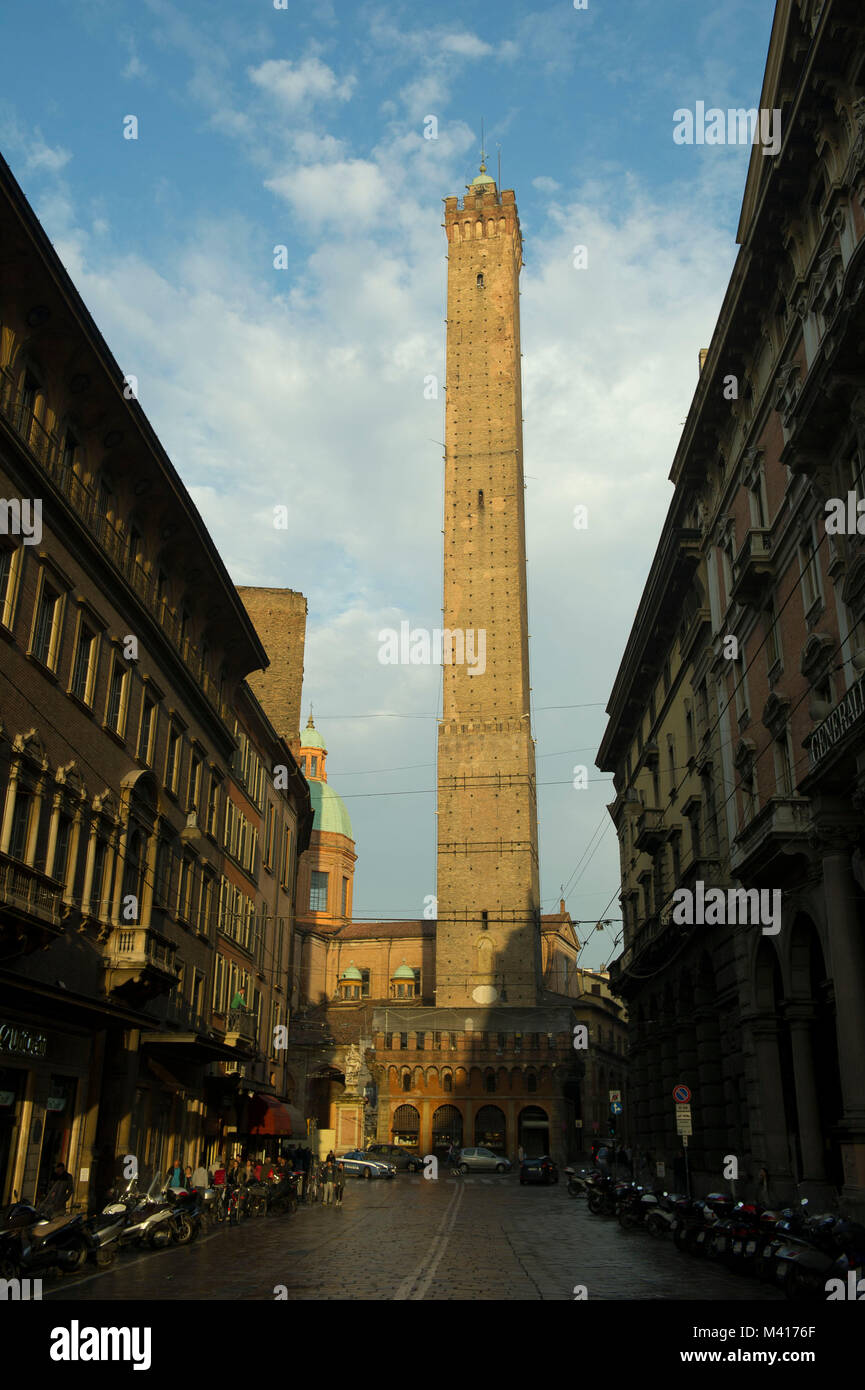 L'Italia, Emilia Romagna, Bologna, le torri di Bologna, con strutture militari e colleghi di origine medievale. Foto Stock