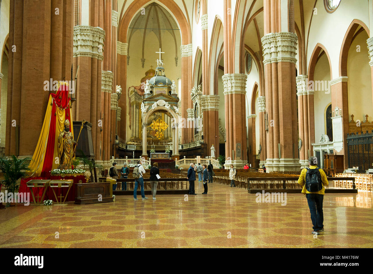 L'Italia, Emilia Romagna, Bologna, la Basilica di San Petronio è la chiesa principale di Bologna: domina l'antica Piazza Maggiore Foto Stock