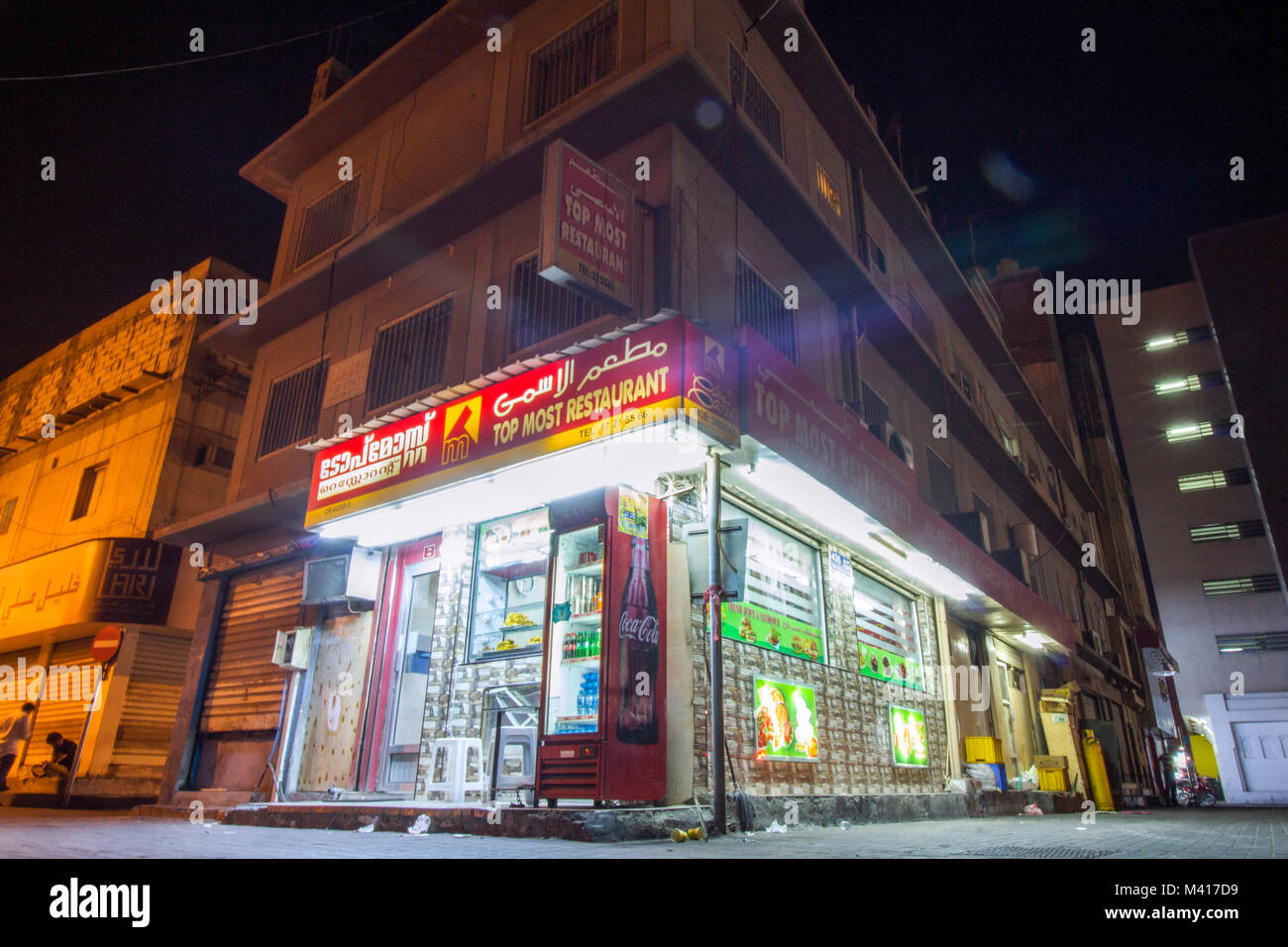 Vista esterna di un ristorante indiano di notte nella città di Manama, la capitale del Bahrain. Il cibo indiano è molto popolare qui a causa di molti lavoratori da indiano o Foto Stock