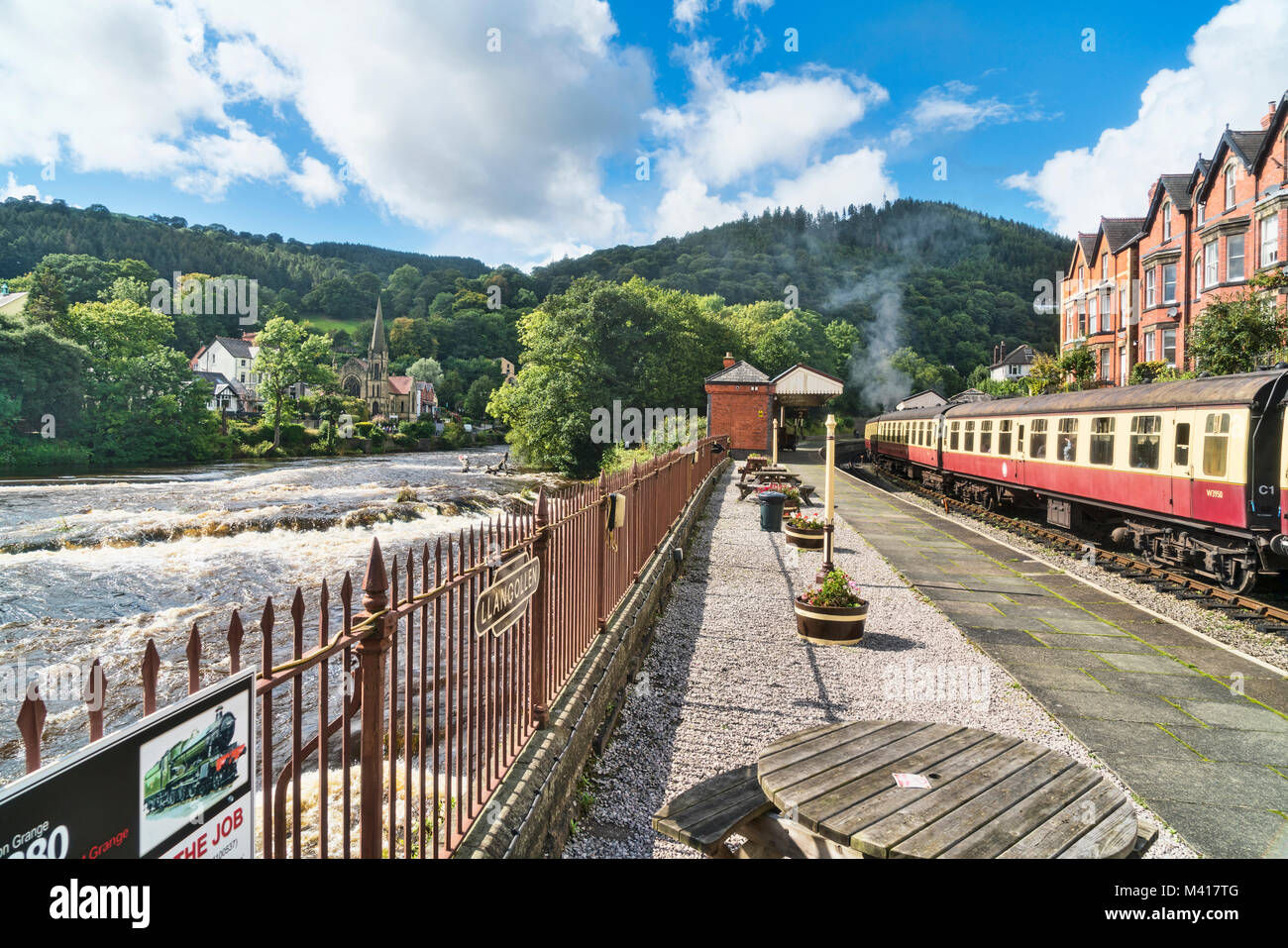 Llangollen Railway Station e del fiume Dee, Denbighshire, Wales, Regno Unito Foto Stock Llangollen Railway Station e del fiume Dee, Denbighshire, Wales, Regno Unito Foto Stock
