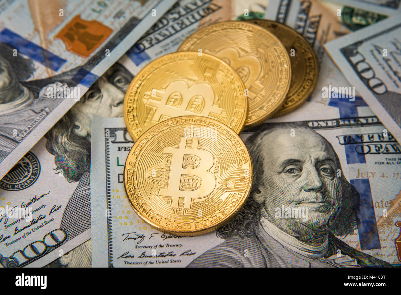 Golden bitcoins sul dollaro sfondo banconote Foto Stock