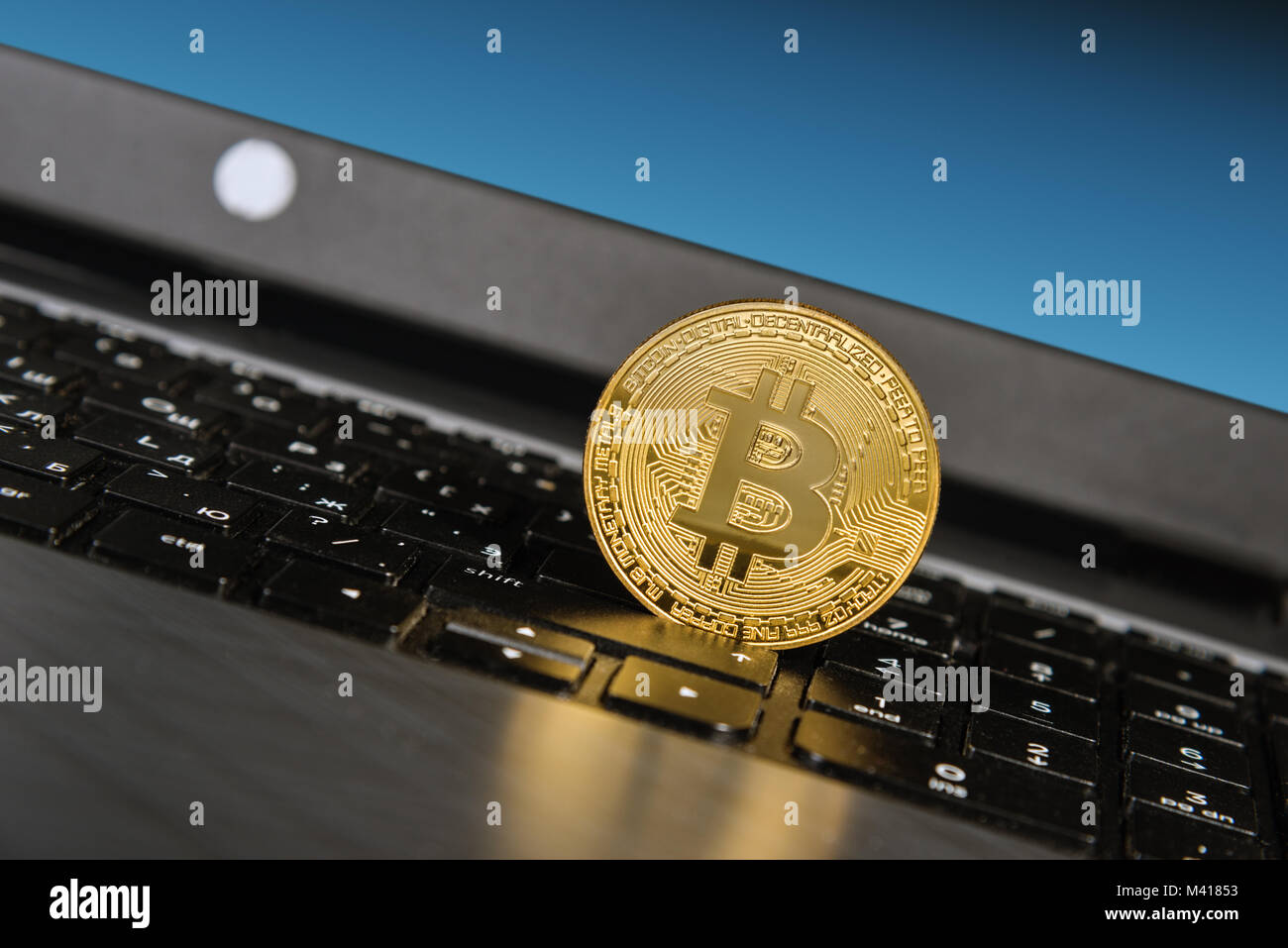 Golden bitcoin sulla tastiera del pc Foto Stock