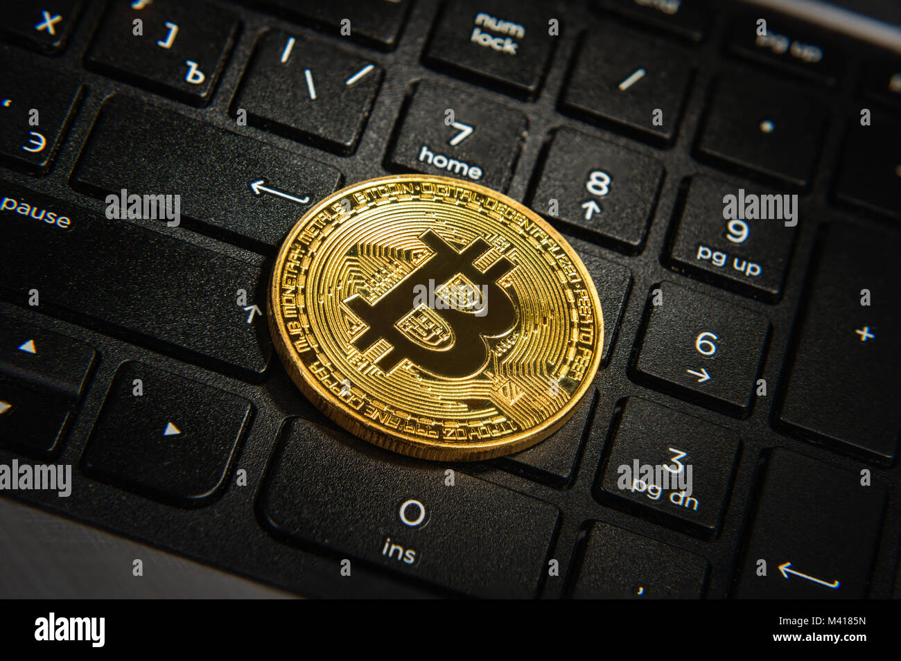 Golden Bitcoin sulla tastiera, cryptocurrency concept Foto Stock