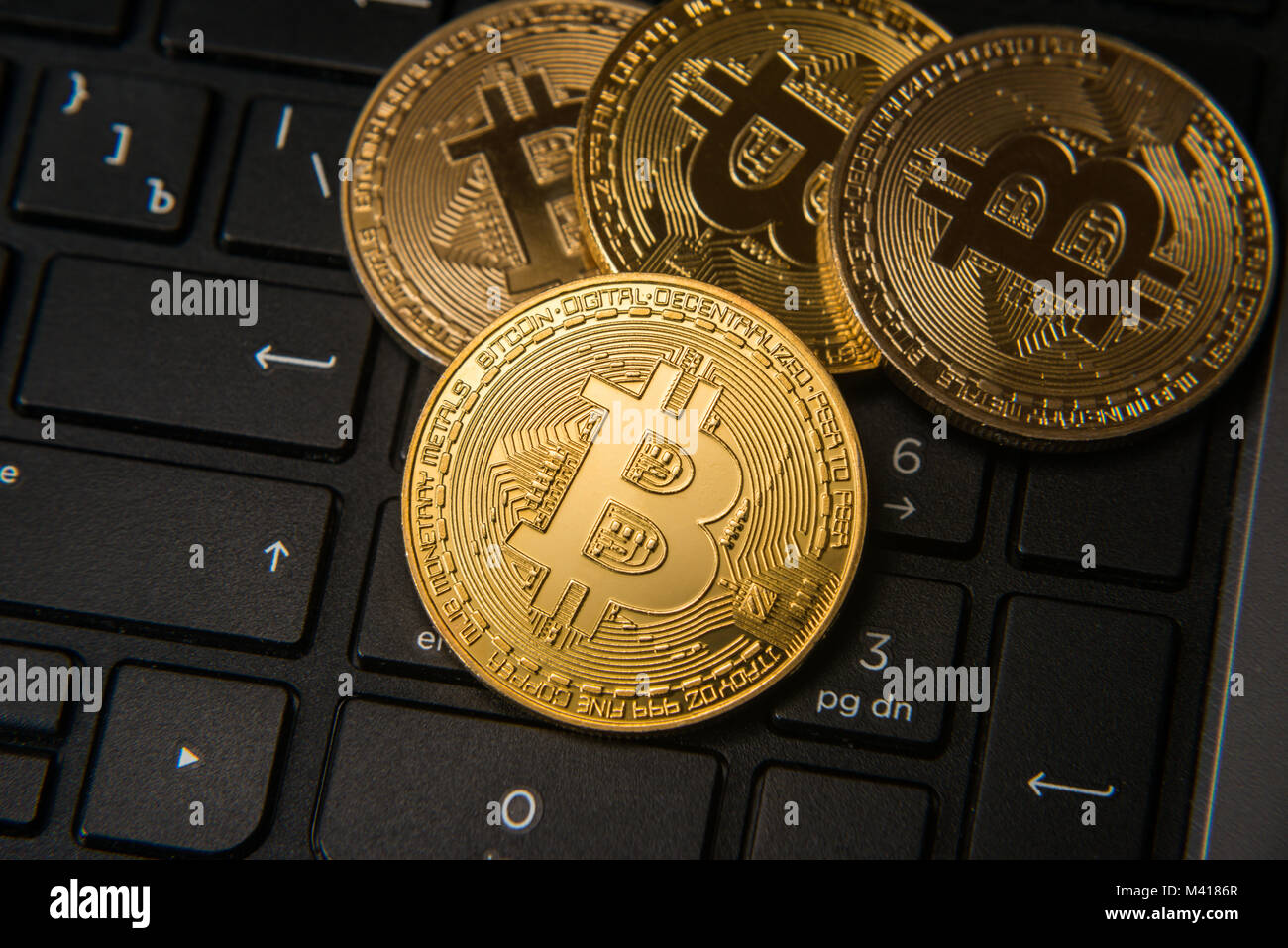 Golden bitcoins in nero tastiera PC Foto Stock