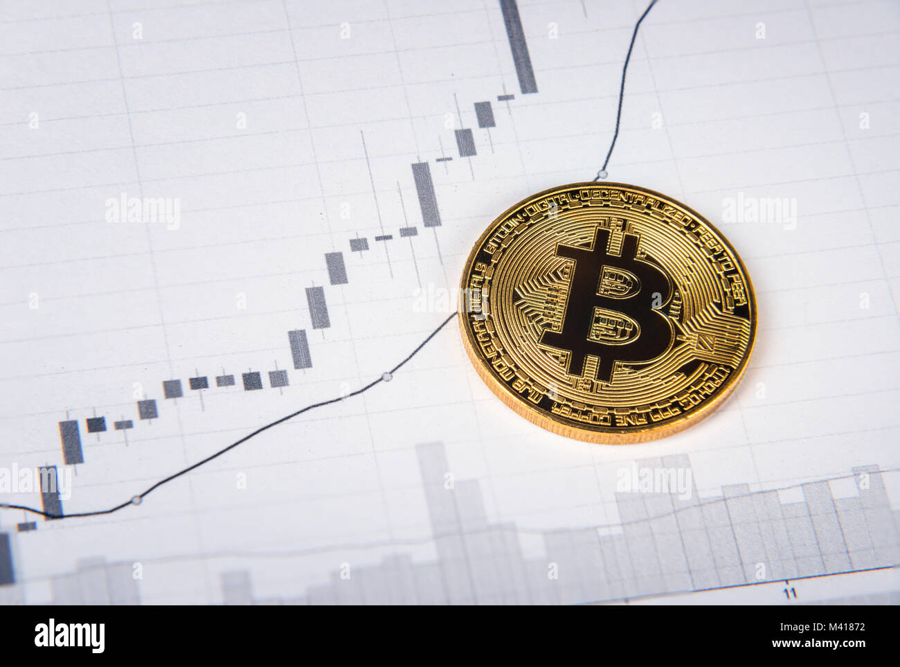 Golden bitcoin sul grafico della carta Foto Stock